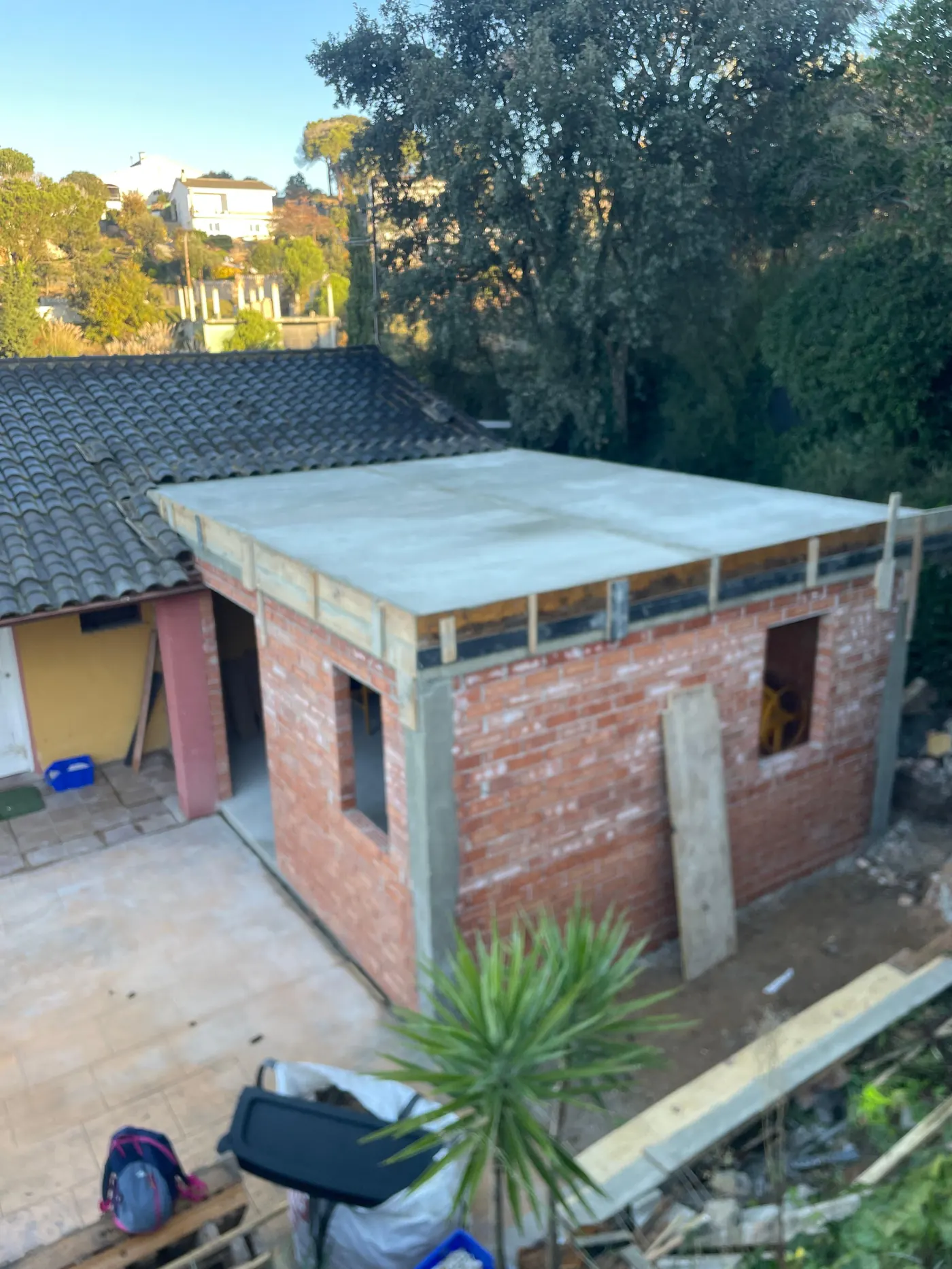 Ampliación de vivienda en construcción, estructura de ladrillo visto levantada por Gasparini Construcciones