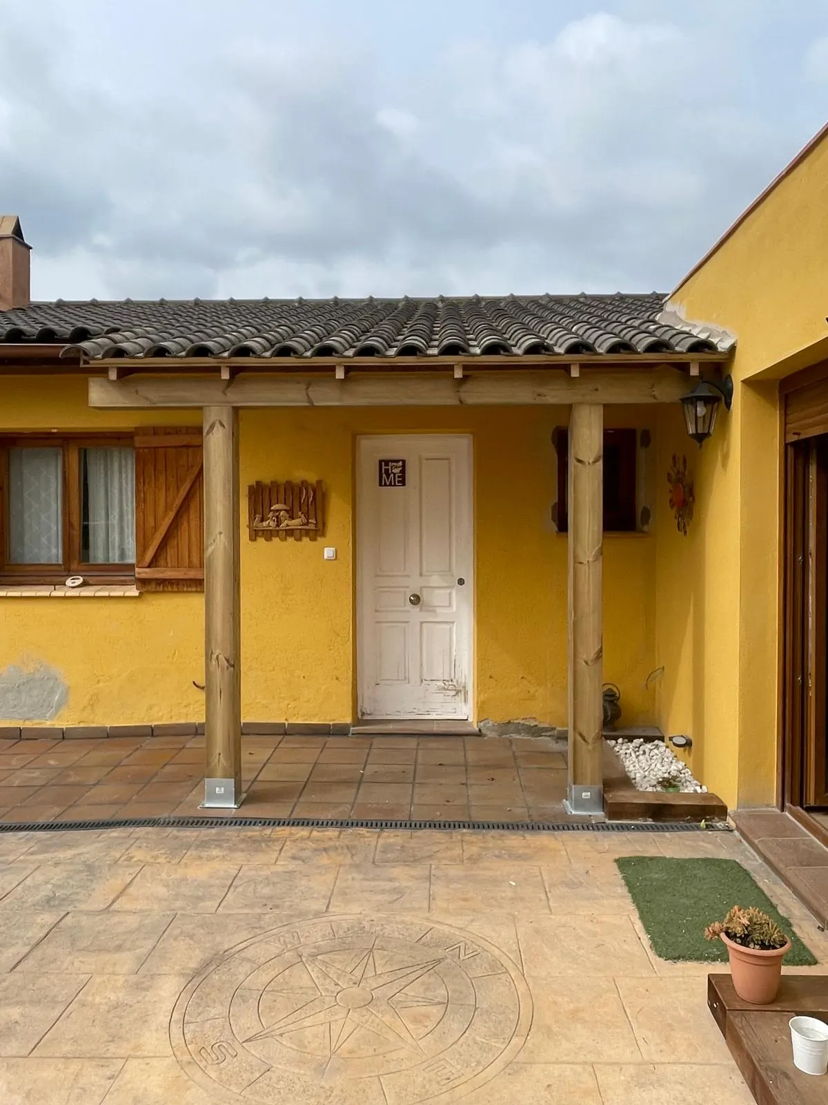 Fachada de vivienda reformada por Gasparini Construcciones en Girona y comarca