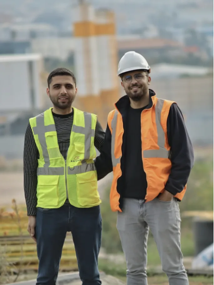 Equipo de reforma y construcción trabajando en obra
