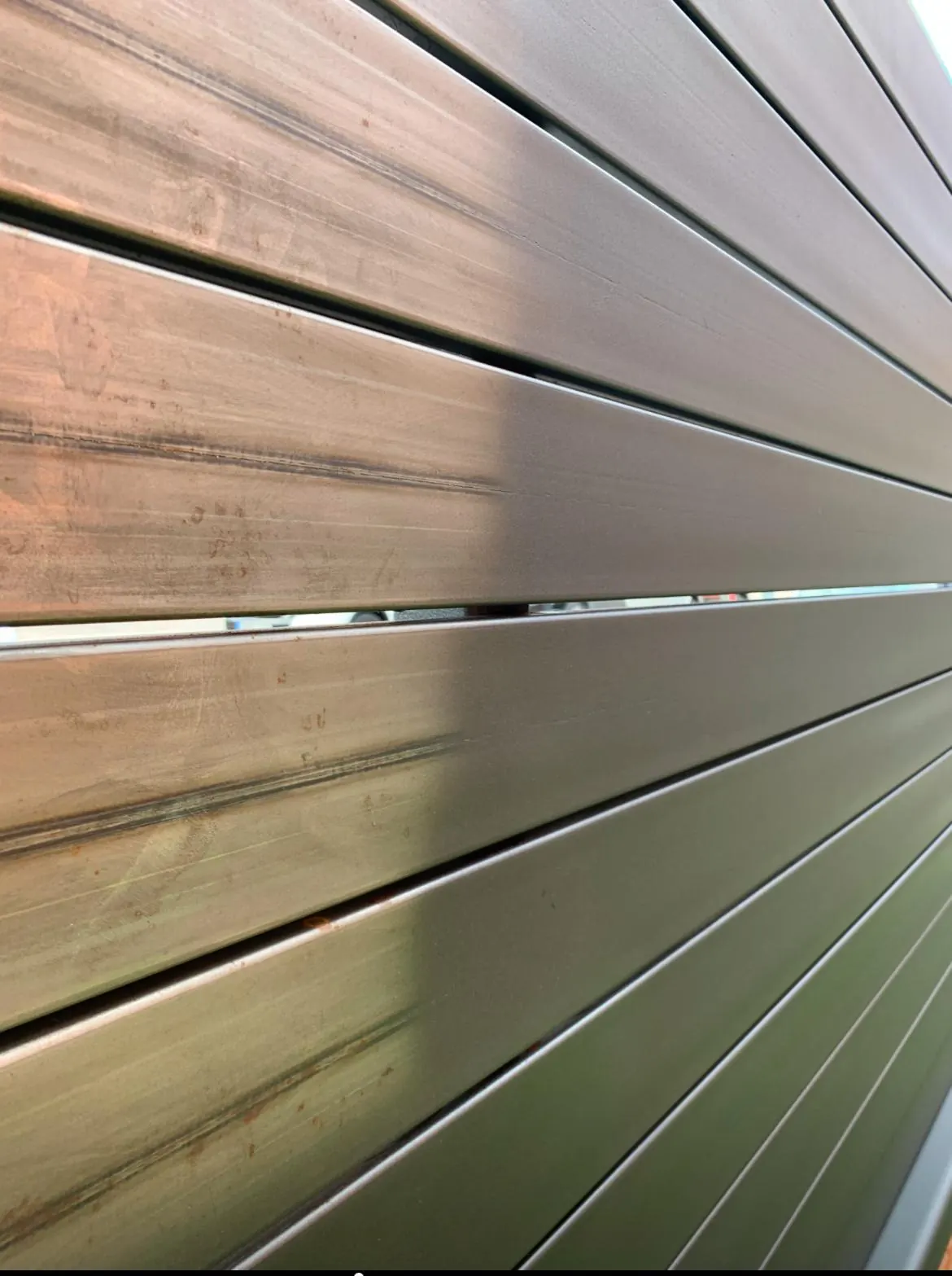Detalle de lamas de aluminio a medida, carpintería instalada por Gasparini Construcciones