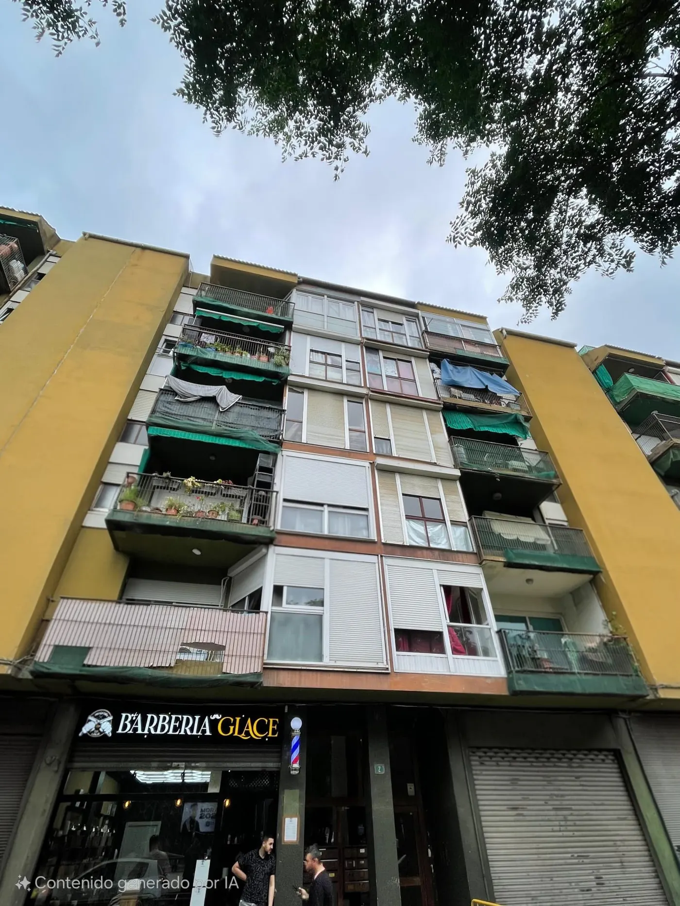 Fachada de edificio plurifamiliar rehabilitada por Gasparini Construcciones