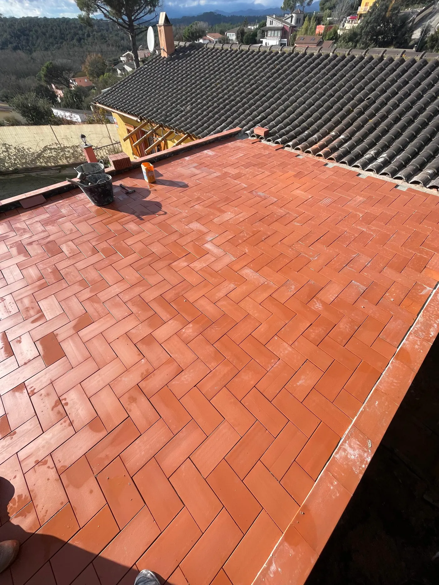 Cubierta de teja cerámica recién impermeabilizada, obra de Gasparini Construcciones