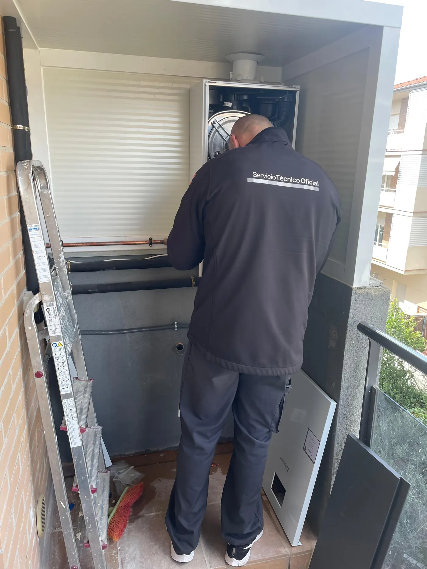 Técnico de Gasparini Construcciones revisando una instalación eléctrica en fachada