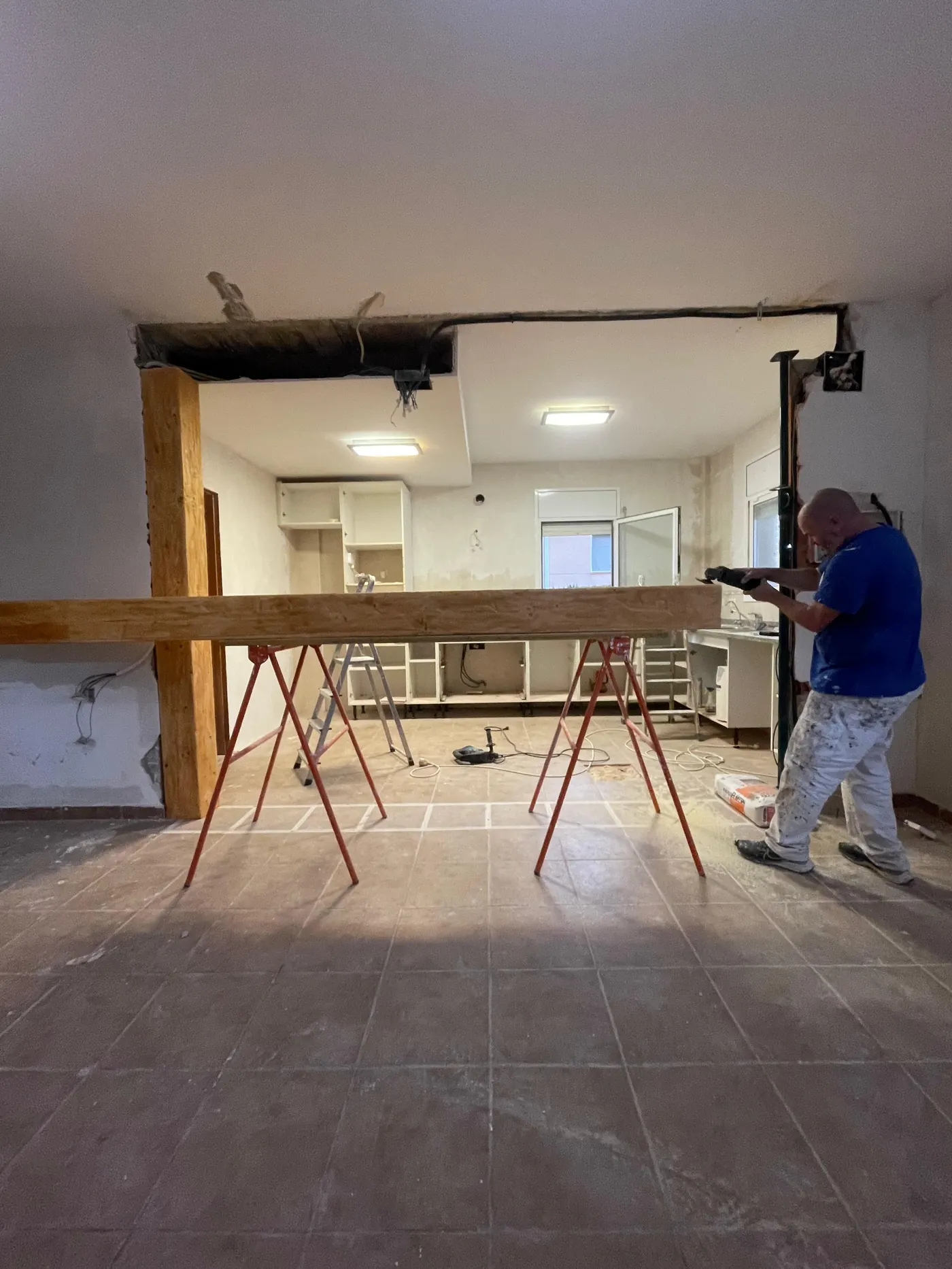 Reforma integral en curso, con viga de madera vista, obra de Gasparini Construcciones